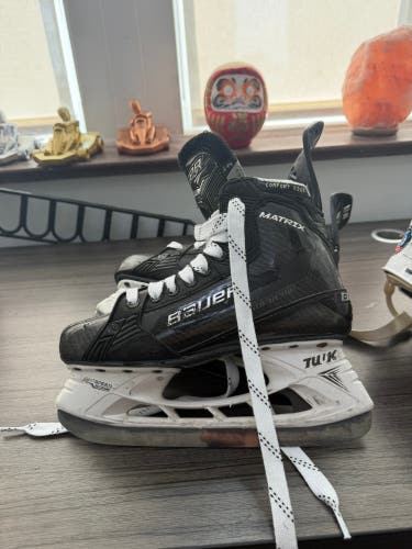 Bauer Supreme Matrix Hockey Skates 7 (Used)