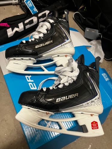 2025 Bauer Vapor Flylite Hockey Skates Regular Width Size 4.5 (Used)