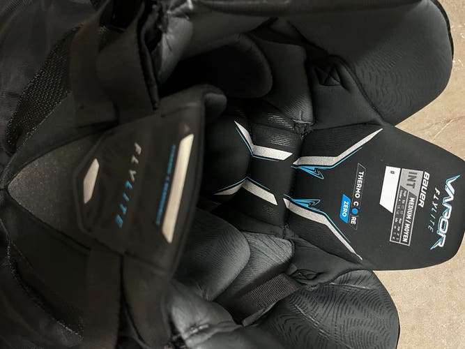 Intermediate Medium Bauer Flylite Hockey Pants (Used)