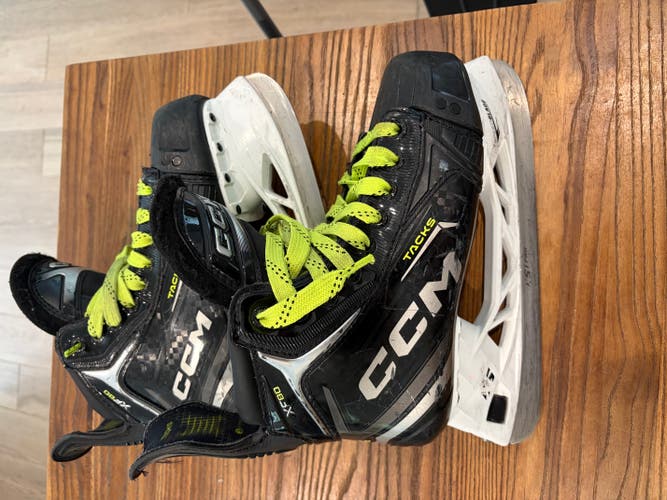 Black CCM Tacks XF80 Hockey Skates Wide Width Size 5 (Used)