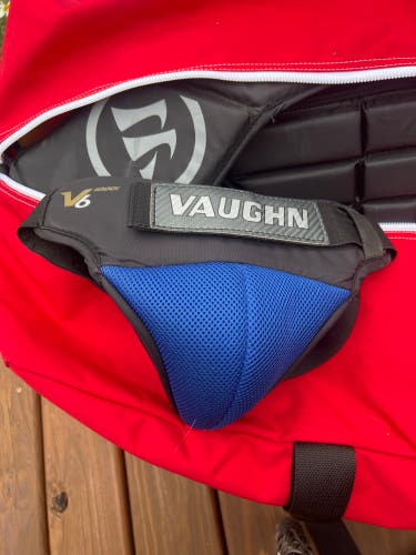 Vaughn Velocity V6 1000i Goalie Cup - Intermediate (used)