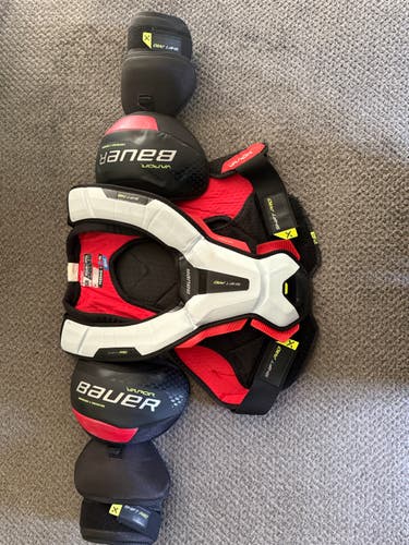 Medium Senior Bauer Vapor Shift Pro Shoulder Pads (Used)
