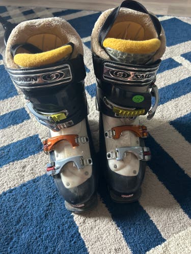 Solomon Women's Ski Boots (Used)