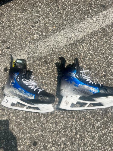 Blue 2023 Bauer Vapor Hyperlite 2 Hockey Skates Regular Width Pro Stock 9 (Used)