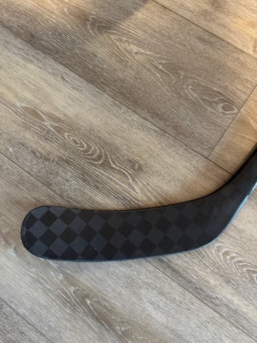 Senior Bauer Vapor Flylite Right Handed Hockey Stick P92M 87 Flex (Used). Roslovic