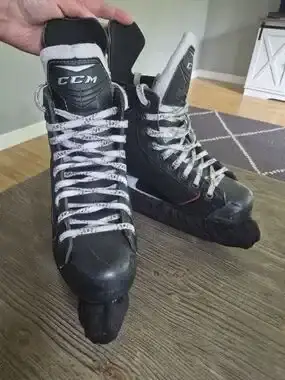 Black CCM RBZ Hockey Skates 6 (Used)