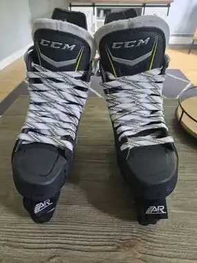 CCM Tacks 9060 Hockey Skates Regular Width 6 (Used)