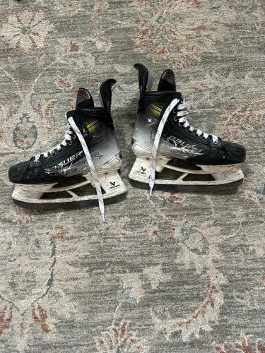Black/Gray 2023 Bauer Vapor Hyperlite 2 Hockey Skates Regular Width Size 4.5 (Used)