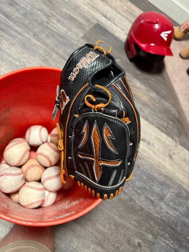Wilson A2000 RH Pitcher's Baseball Glove 12" (Used)