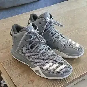 Men's Size M 7.5 (W 8.5) Adidas Shoes (Used)