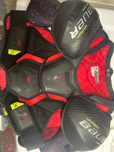 Large Intermediate Bauer Vapor 3X Shoulder Pads (Used)