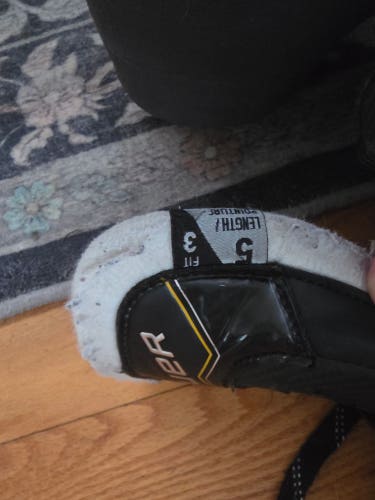Bauer Supreme M40 Hockey Skates Size 5 (Used)