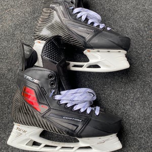 True Pro Custom Hockey Skates Regular Width Pro Stock 9 (Used)