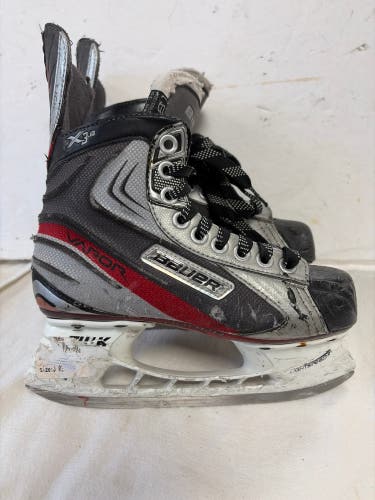 Black Bauer Vapor X3.0 Hockey Skates Regular Width Size 3 (Used)