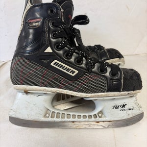 Black Bauer Supreme 3000 Hockey Skates Regular Width Size 3 (Used)