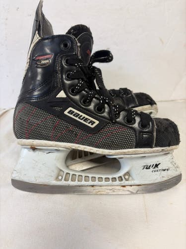 Black Bauer Supreme 3000 Hockey Skates Regular Width Size 3 (Used)