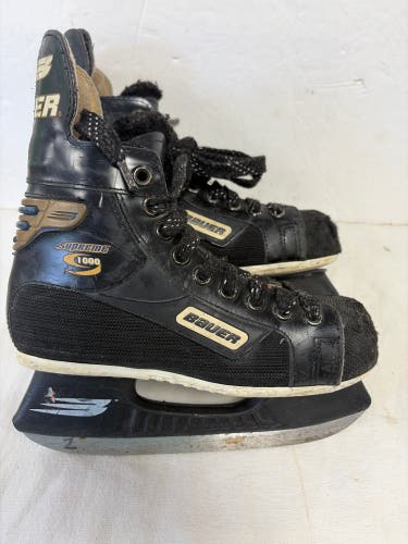 Black Bauer Supreme 1000 Hockey Skates Regular Width Size 2 (Used)
