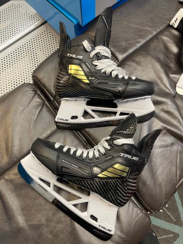 True Pro Custom Hockey Skates Regular Width 8 (New)