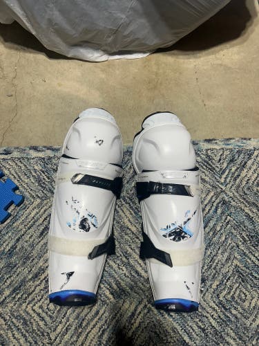Senior Bauer Vapor Flylite 15" Shin Pads (Used)