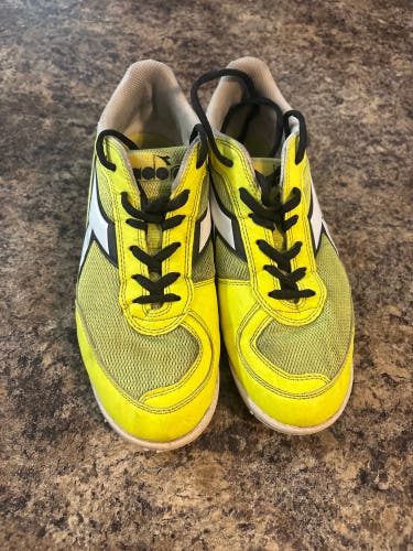 Yellow Men's Size M 7.0 (W 8.0) Diadora Indoor Cleats (Used)