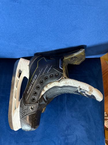 Black 2025 Bauer Supreme M40 Hockey Skates Regular Width Size 4.5 (Used)