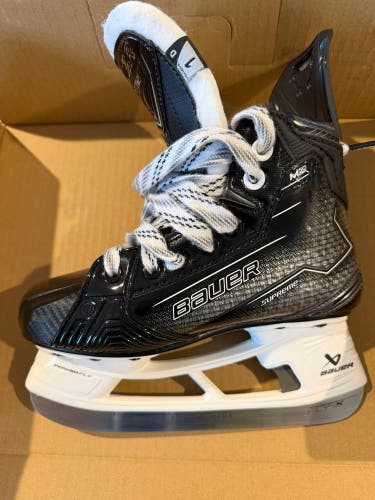 Black 2024 Bauer Supreme M50 Pro Hockey Skates Regular Width Size 1 (Used)