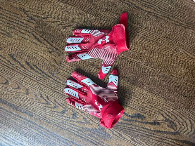 Red Wisconsin XXL Adult Under Armour F9 Nitro Gloves (Used)