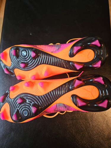 Size M 8.5 (W 9.5) Puma Future Cleats