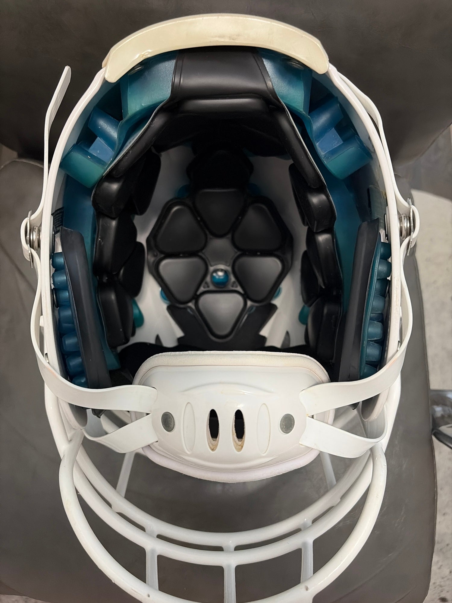 schutt ホワイト ヘルメット LARGE White Adult Extra Large Schutt Helmet (Used) | SidelineSwap | Buy