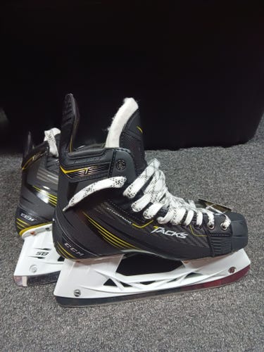 CCM Tacks Hockey Skates Regular Width 7.5 (New)