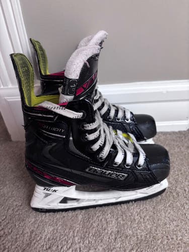 Black Bauer Vapor X Velocity Hockey Skates Regular Width Size 1 (Used)