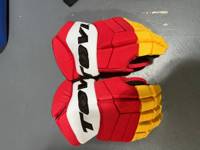 Tovi Hockey Gloves 14" (Used) Calgary flames colors