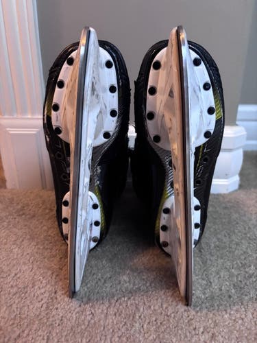 Black/Yellow Bauer Supreme Matrix Hockey Skates Regular Width 6 (Used)