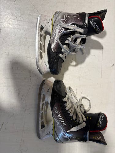 2021 Bauer Vapor Hyperlite Hockey Skates Regular Width Size 6.5 (Used)