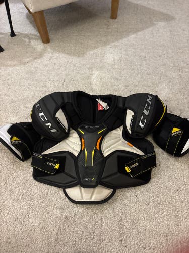 Men's Medium Senior CCM Super Tacks AS1 Shoulder Pads (Used)