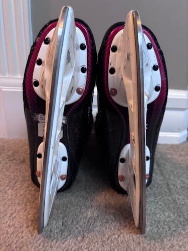 Black Bauer Vapor 3X Pro Hockey Skates Regular Width Size 2.5 (Used)