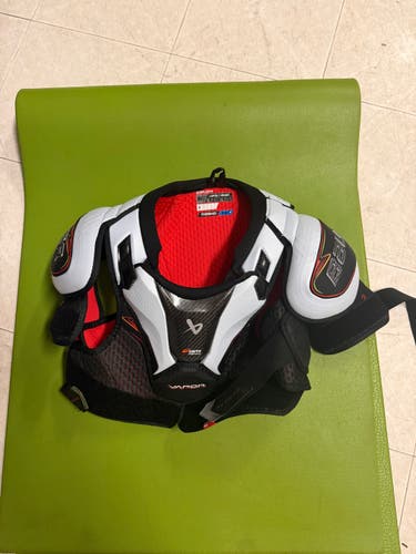 Men's Large Intermediate Bauer Vapor Flypro Shoulder Pads (New)