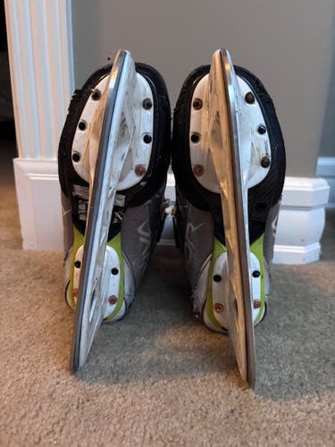 Black/Gray Bauer Vapor Hyperlite Hockey Skates Size 4 (Used)