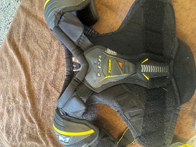 Men's Small Junior CCM Tacks 7092 Shoulder Pads (Used)
