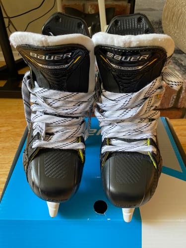 Bauer Supreme M5 Pro Hockey Skates Extra Wide Width Size 2.5 (New)