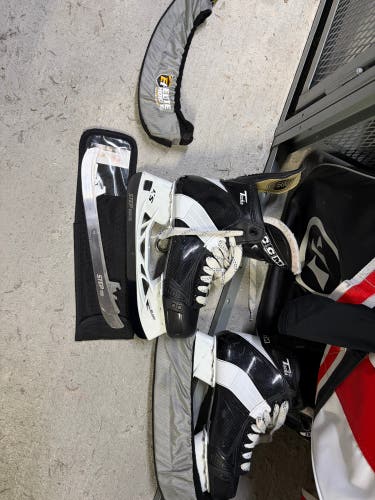 2024 CCM Tacks 652 Hockey Skates Wide Width 8 (Used)