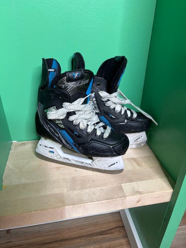 True TF7 Hockey Skates Regular Width Size 4 (Used)