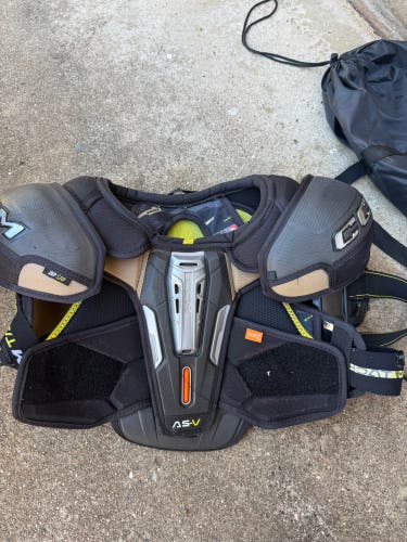 Men's Small / Medium Senior CCM Tacks AS-V Shoulder Pads (Used)