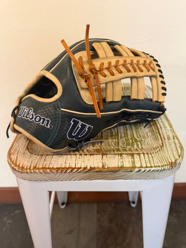 Wilson A2000 JR44 Outfield Glove 12.75” *RHT