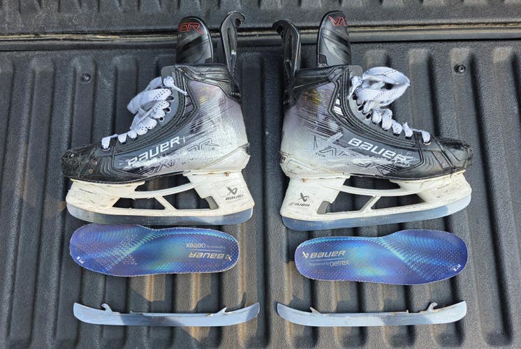 2025 Bauer Vapor Hyperlite 2 Hockey Skates Regular Width Size 6.5 (Used)