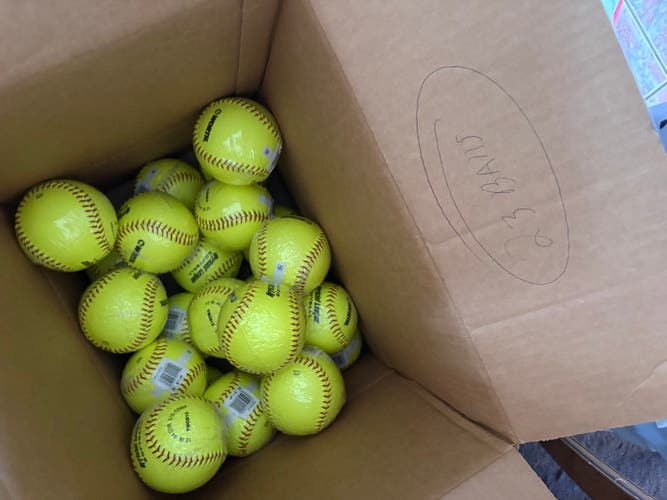 23 Softballs balls ! New