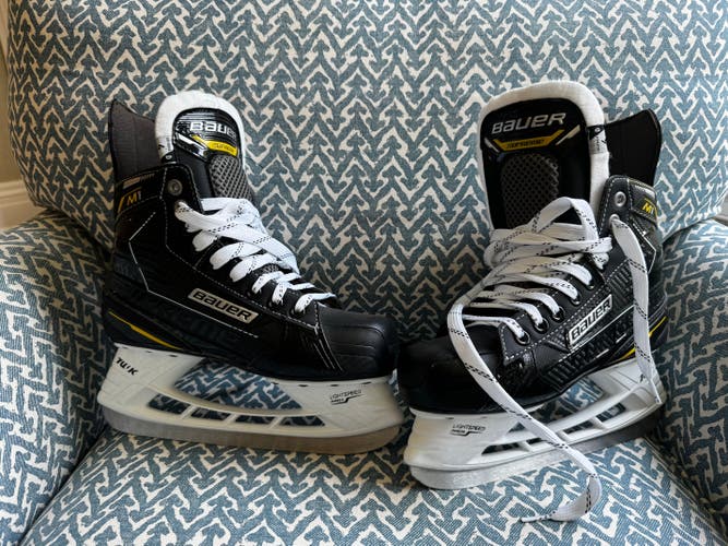 Black Bauer Supreme M1 Hockey Skates Regular Width Size 4 (New)