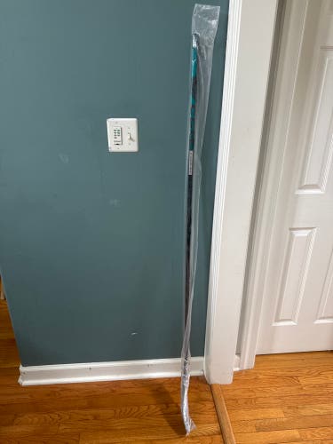 Senior CCM Vizion Right Handed Hockey Stick P28+1/4 65 Flex (New)