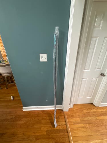 Senior CCM Vizion Right Handed Hockey Stick P28+1/4 65 Flex (New)