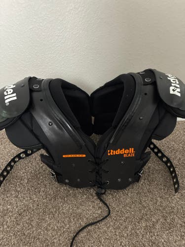 Riddell Blaze Shoulder Pads Extra Large Youth 14”-15”